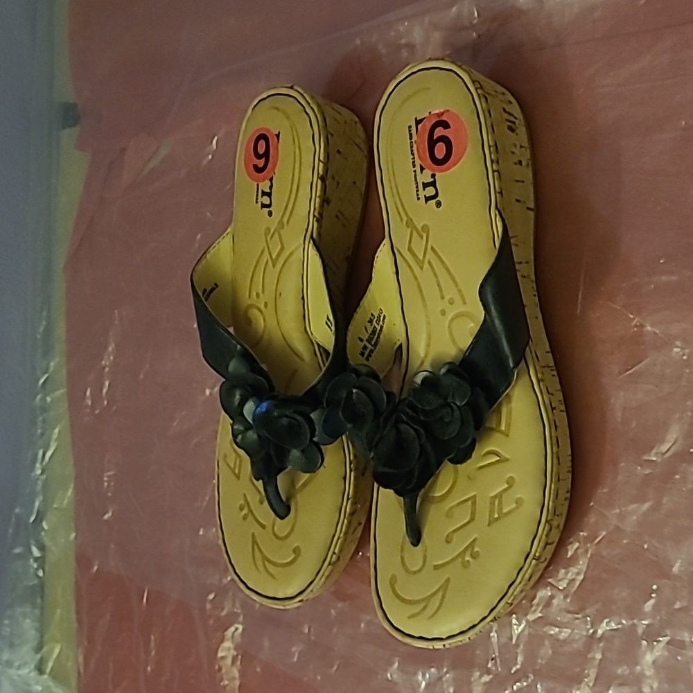 Black Leather Born Flower Flip Flops Thong Sandal - Picture 4 of 5